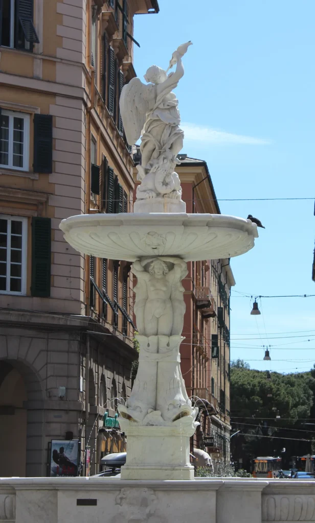La fontana seicentesca di Piazza Colombo a Genova, davanti al salone