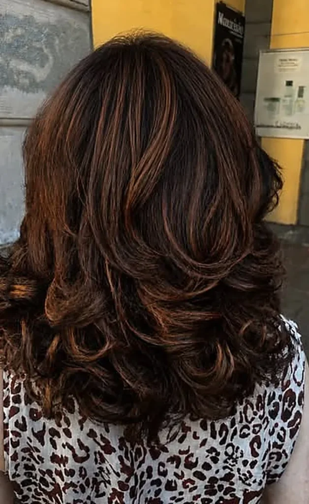 Capelli castani con schiariture morbide e bilanciate, visti da dietro