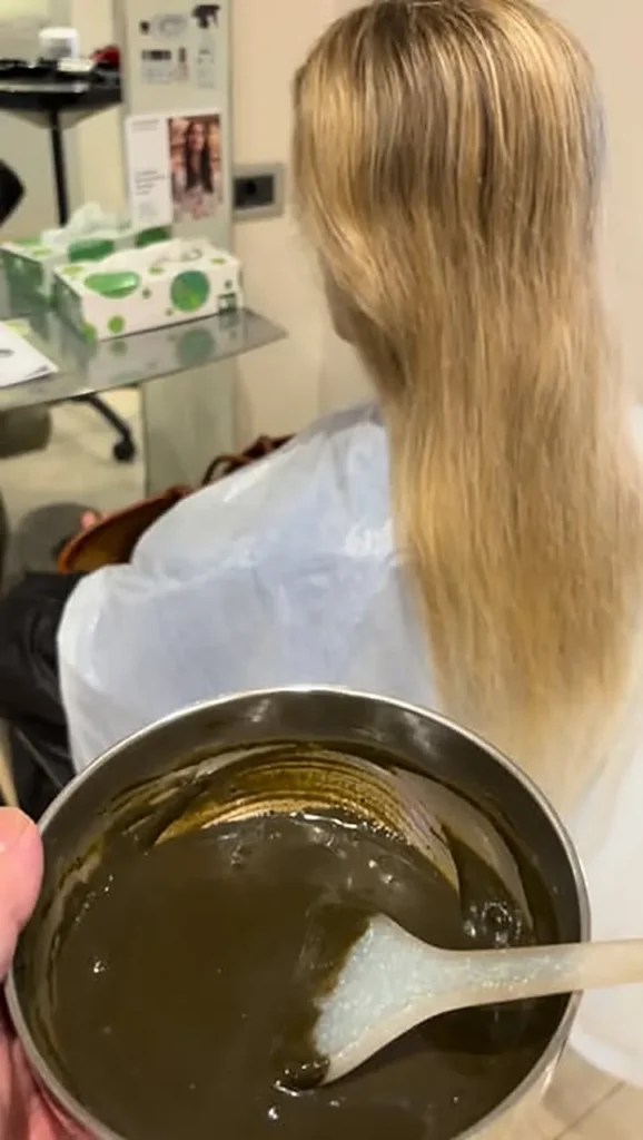Colorazione naturale Wella Supernatural nella ciotola, accanto a lunghi capelli biondi